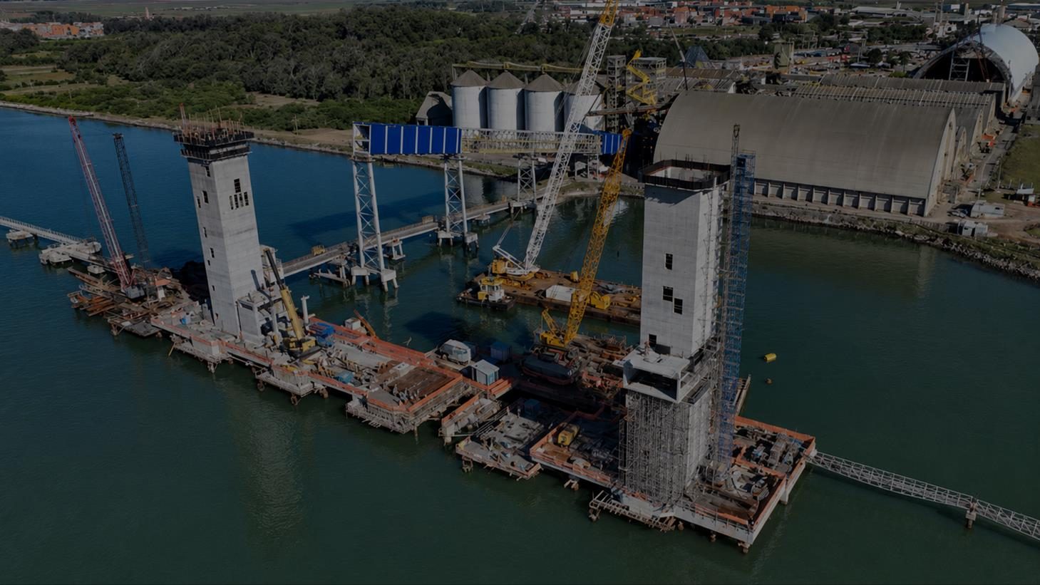 Obra portuária executada pelo grupo GFX
