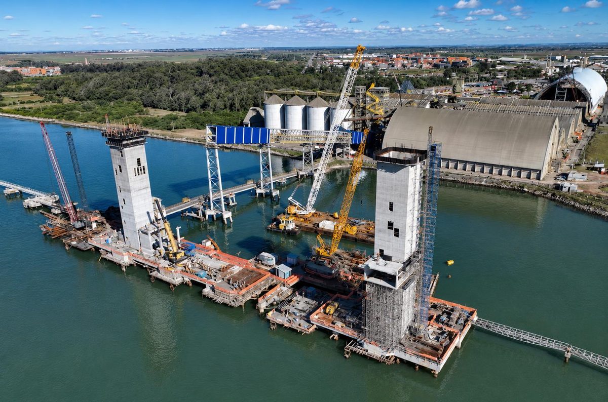Obra de ampliação em rodovia federal com ponte sobre curso d'água