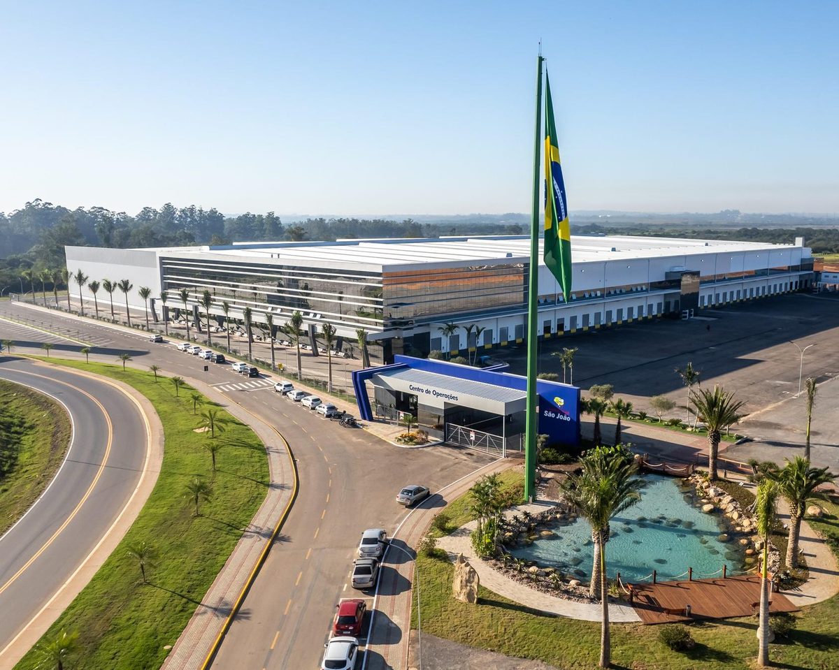 Centro de operações construído em concreto pré-fabricado