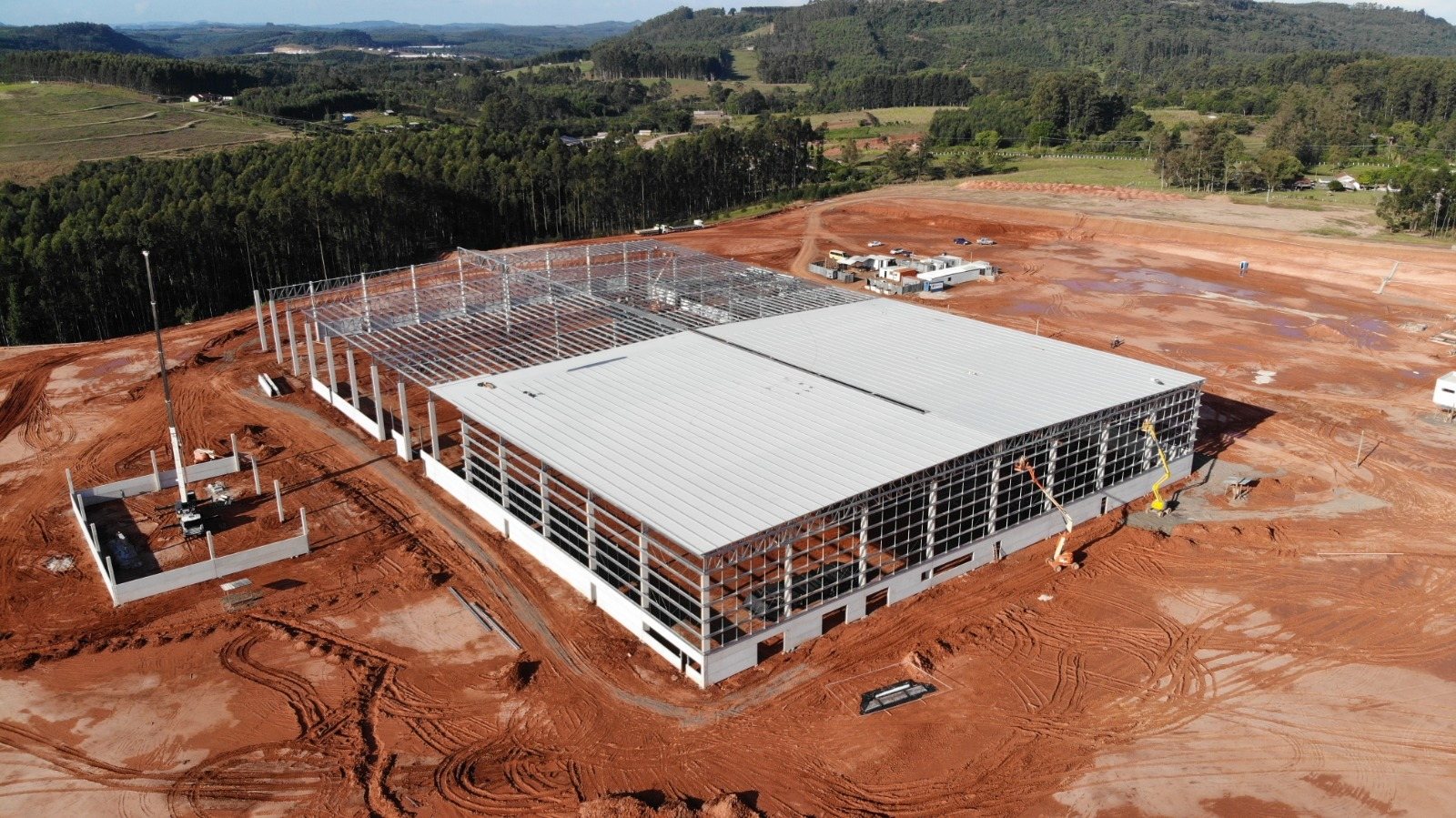 Montagem de estrutura pré-fabricada em obra industrial