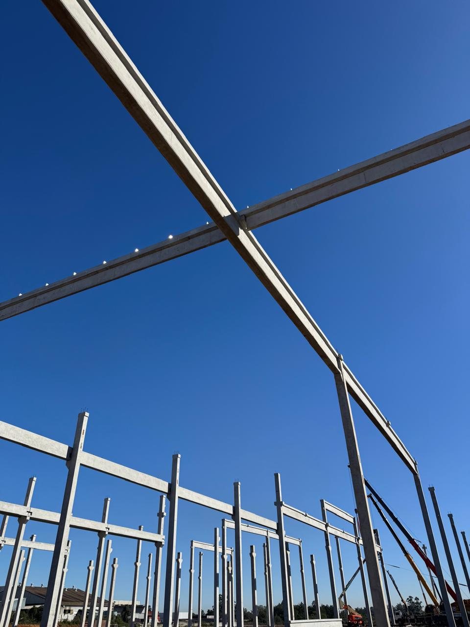 Vigas e pilares pré-fabricados montados em obra
